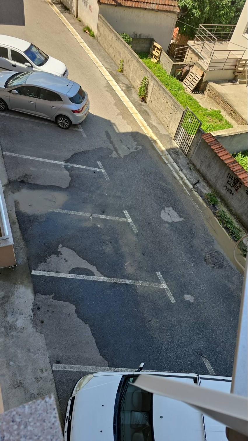 Voda šiklja niz ulicu