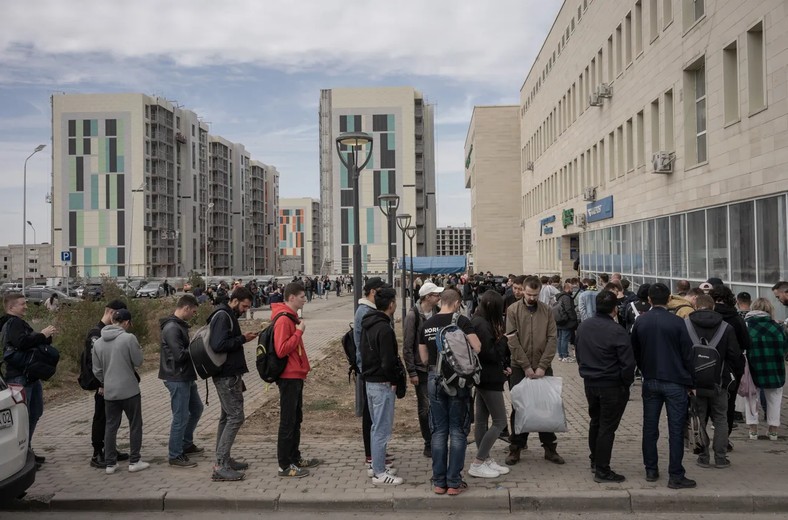 Rosjanie czekający w kolejce do Centrum Usług Publicznych w Ałmatach