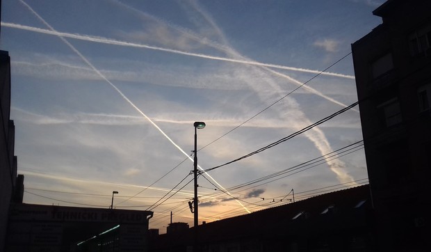 "Paukova mreža", nebo iznad Dorćola, kemtrejls