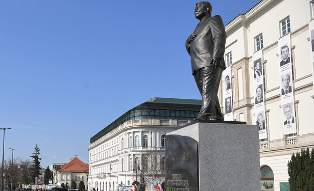 Mężczyzna wszedł na pomnik Lech Kaczyńskiego. Interweniowała policja