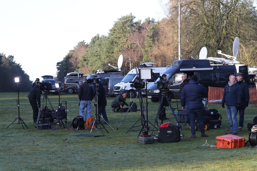 Televizijske ekipe ispred kraljevskog imanja na kojem se sastaje kraljica sa prinčevima