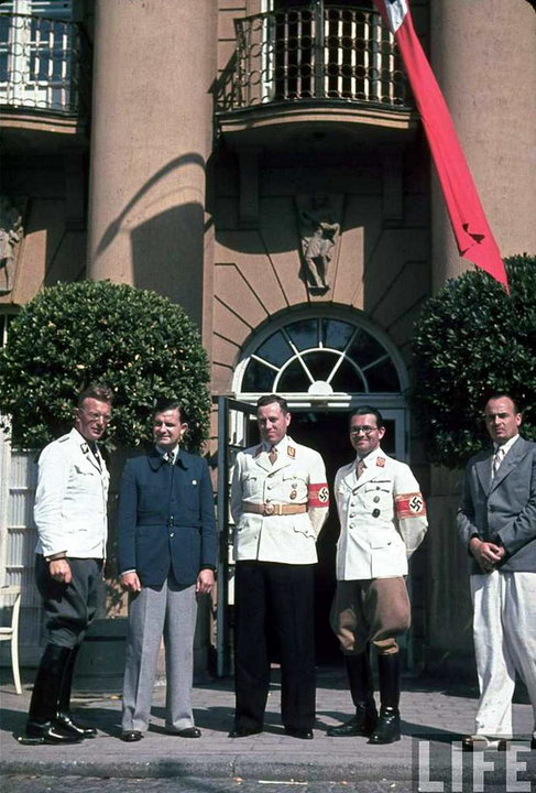Lata okupacji. Niemieccy oficerowie przed Kasyno-Hotelem. Źródło: Wolne Forum Gdańsk 