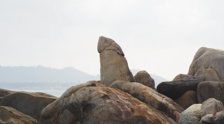 A kilógó, pénisz alakú kőnek dörgölőzött meztelenül a nő /Fotó: Wikipédia