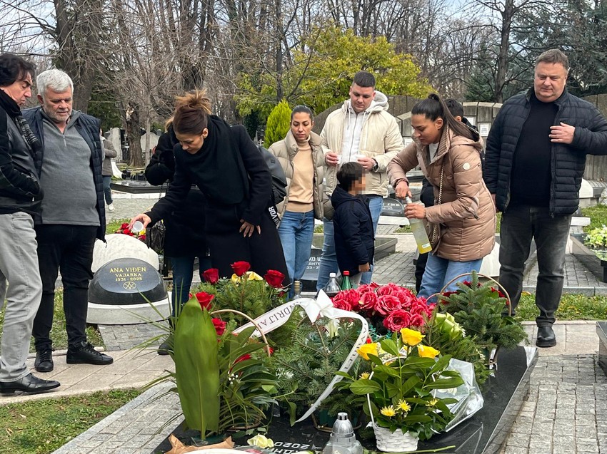 Mina Kostić na pomenu Džeju