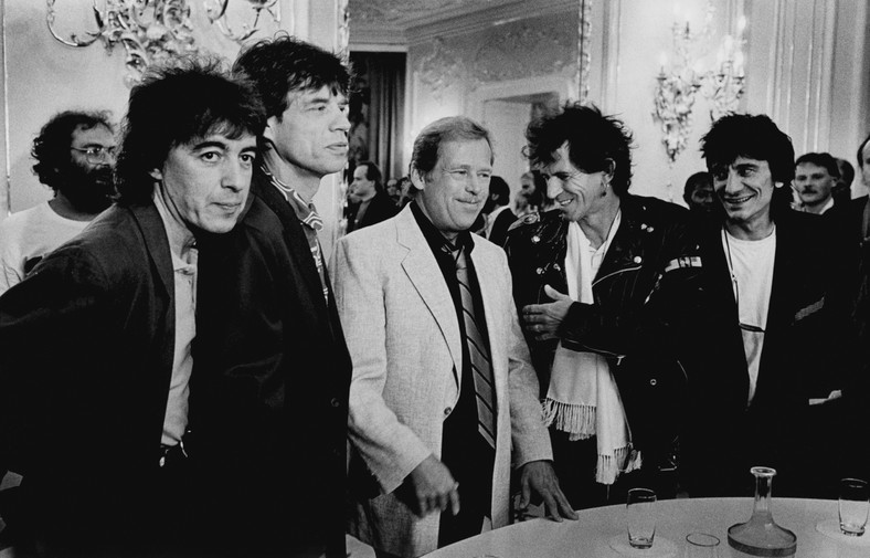 The Rolling Stones z wizytą w Pradze u prezydenta Czechosłowacji Vaclava Havla (w środku), sierpień 1990 r. 