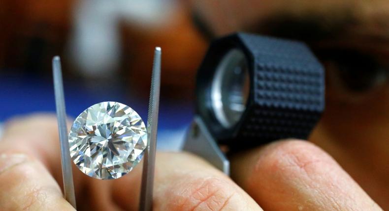 Police say three Romanians staged an elaborate scam to steal three diamonds owned by an Indian gem trader.