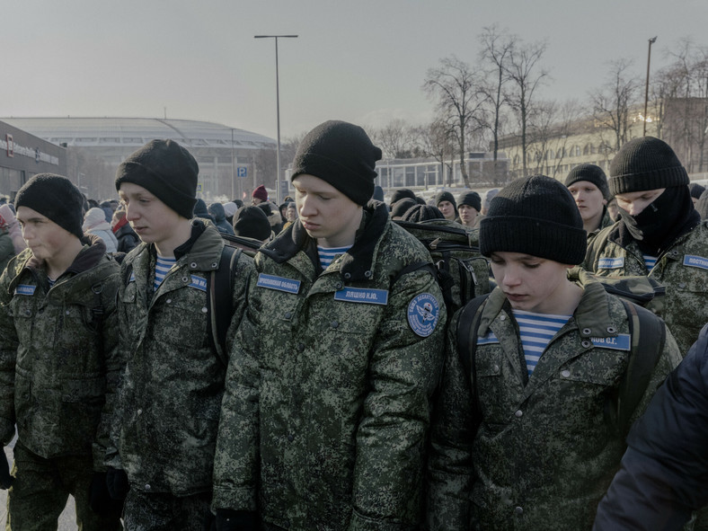 Studenci dywizji spadochronowej biorący udział w wiecu "Chwała Obrońcom Ojczyzny" na stadionie Łużniki w Moskwie, 22 lutego 2023 r. 