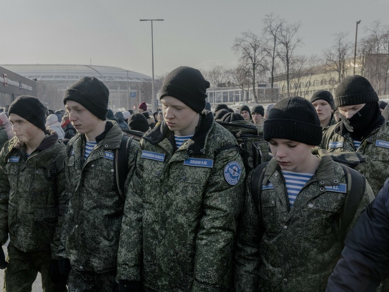 Studenci dywizji spadochronowej biorący udział w wiecu "Chwała Obrońcom Ojczyzny" na stadionie Łużniki w Moskwie, 22 lutego 2023 r. 