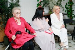 Anna Seniuk porusza się o kulach. Ma problemy ze zdrowiem