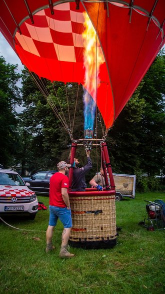 II Zawody Balonowe "In The Silesian Sky" - start balonów świtem z pszczyńskiego parku zamkowego - 25.06.2022 r. - autor: Andrzej Grynpeter