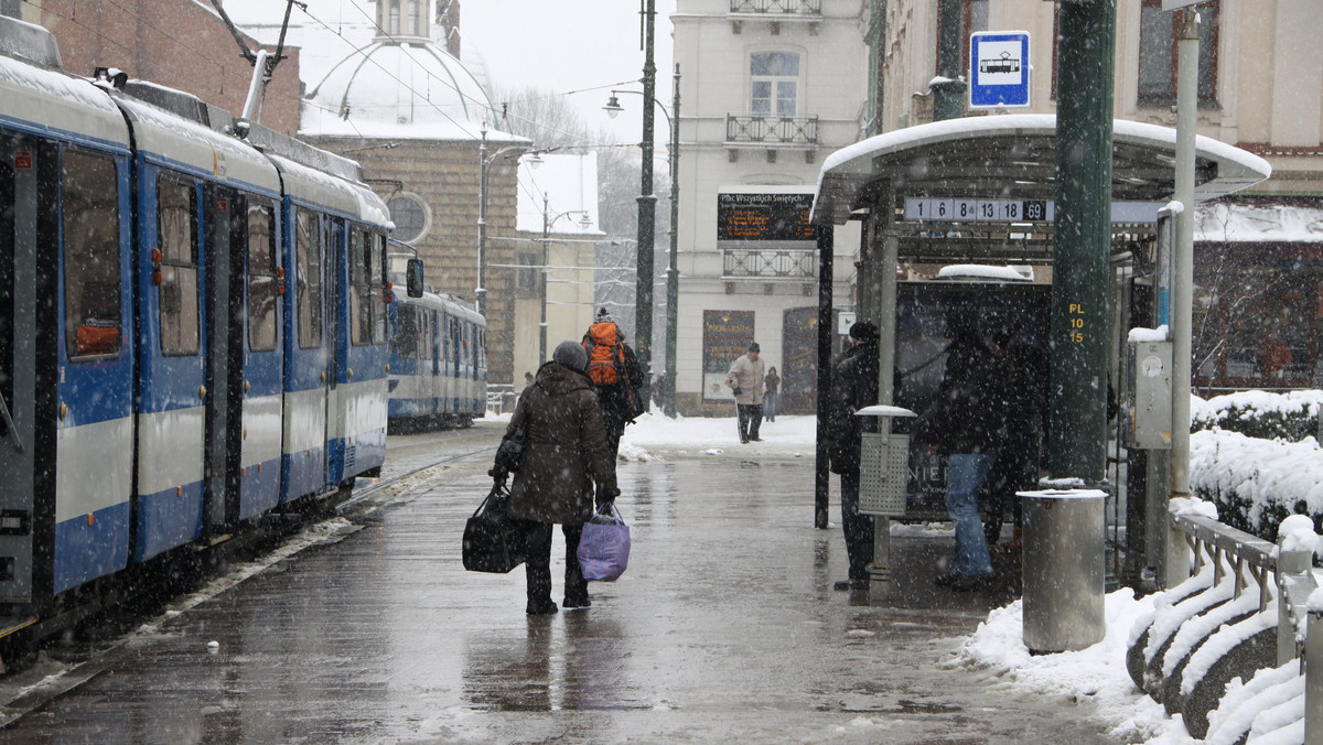 W Krakowie nie będzie można już kupić biletu 20-minutowego na komunikację miejską. Ten 40-minutowy zdrożeje. Znikną też bilety miesięczne na jedną (37 zł) lub dwie linie (52 zł) – wszyscy, którzy z nich korzystali, będą musieli przerzucić się na miesięczny sieciowy (dziś 72 zł, jeśli posiada się Kartę Krakowską – po zmianach 65 zł). Taki jest plan władz miasta, które przekonują, że to najlepsze z możliwych rozwiązań. A co zrobić, by zachęcić mieszkańców do komunikacji miejskiej? – Jest propozycja, żeby parkowanie przez godzinę w centrum kosztowało 6 zł. Wtedy, nawet pomimo podwyżki cen biletów, bardziej opłacalne będzie pojechanie tramwajem – mówi Łukasz Franek, dyrektor Zarządu Transportu Publicznego w Krakowie w rozmowie z Katarzyną Kojzar ze SmogLABu.