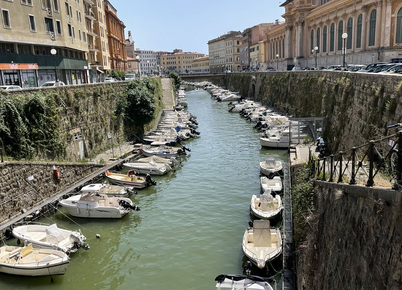 Livorno jest położone nad Morzem Liguryjskim, to jeden z ważniejszych portów Toskanii, z dzielnicą Nowa Wenecja