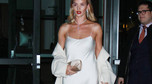 Rosie Huntington-Whiteley w koszuli nocnej na ulicy