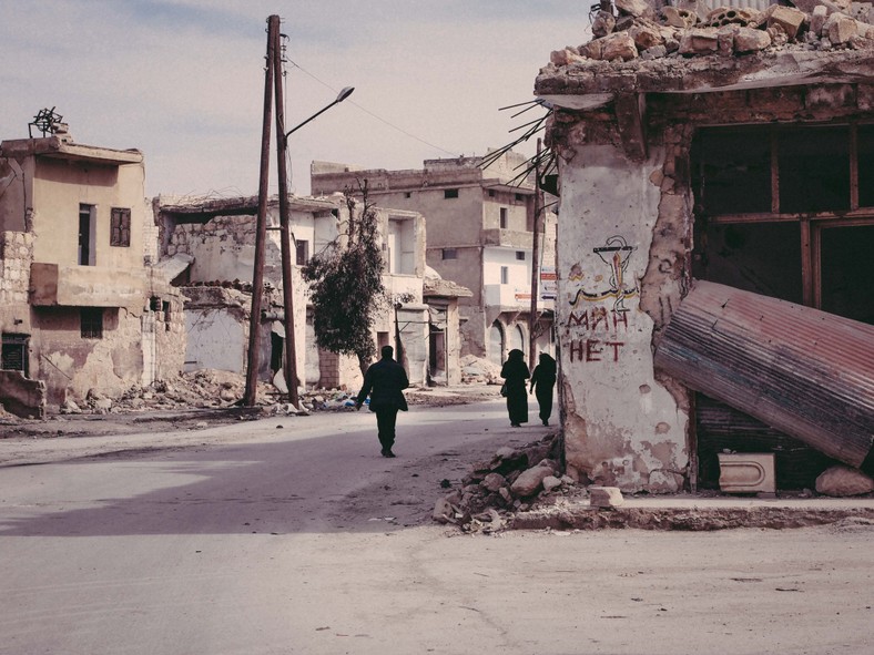 Główna ulica w dzielnicy Jabal Badru we wschodnim Aleppo. Napis na murze “Min niet” - pozostawiony przez opuszczających miasto rosyjskich żołnierzy