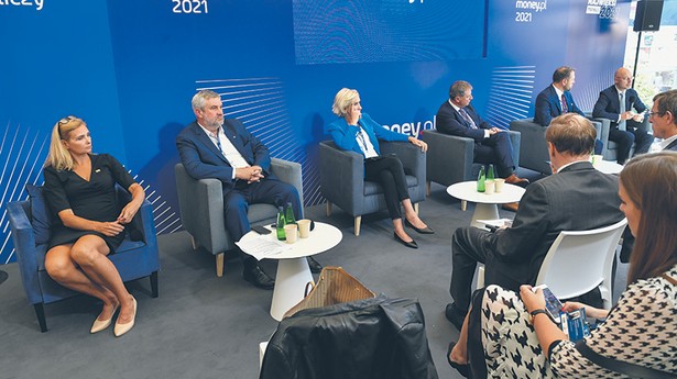 Uczestnicy: Katarzyna Byczkowska, prezes zarządu BASF Polska, poseł Jan Krzysztof Ardanowski, Urszula Pasławska, posłanka Koalicji Polskiej, Wojciech Hann, prezes Banku Ochrony Środowiska, Michał Kurtyka, minister klimatu i środowiska, Michał Grzybowski, prezes Phillips Polska