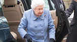 Królowa Elżbieta II w jasnoniebieskim płaszczu