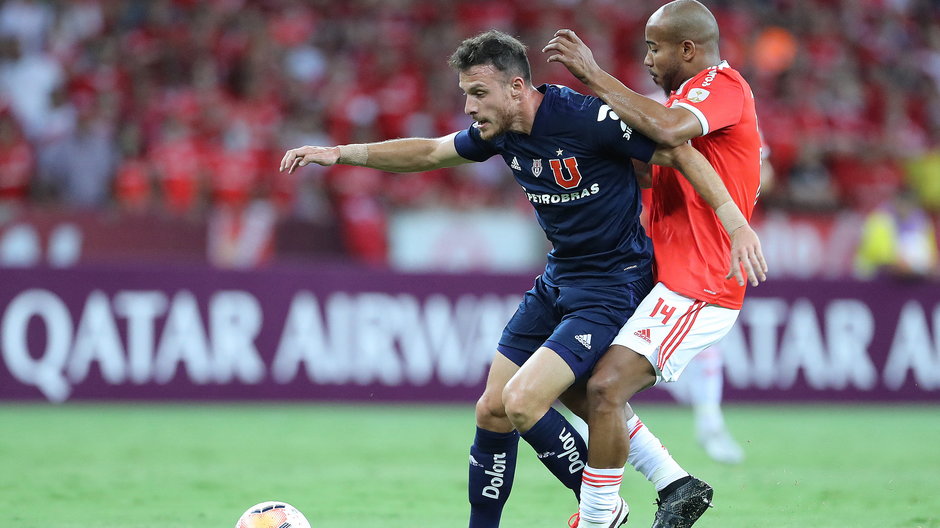 Angelo Henriquez (Universidad de Chile) oraz Patrick (Internacional Porto Alegre)