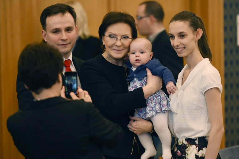 Rozdaje nagrody i spotyka się z dziećmi. Na tym polega rządzenie?