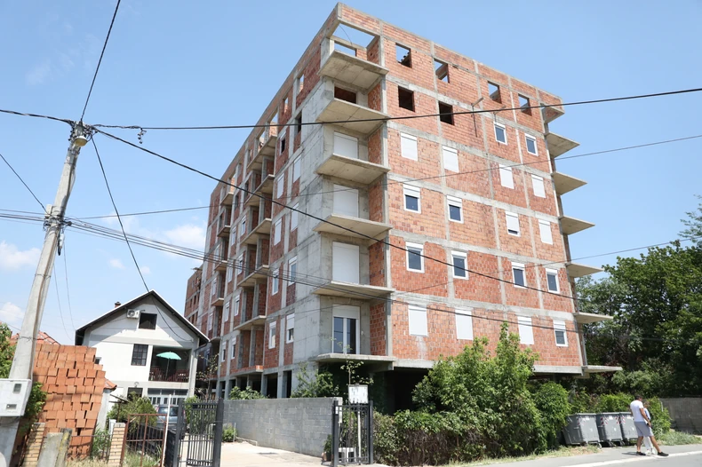 Investitor zgrade čiji je sin pretukao Andrića osuđen je zbog ileglne gradnje u Krnjači na uslovnu kaznu od godinu dana zatvora sa rokom provere od tri godine