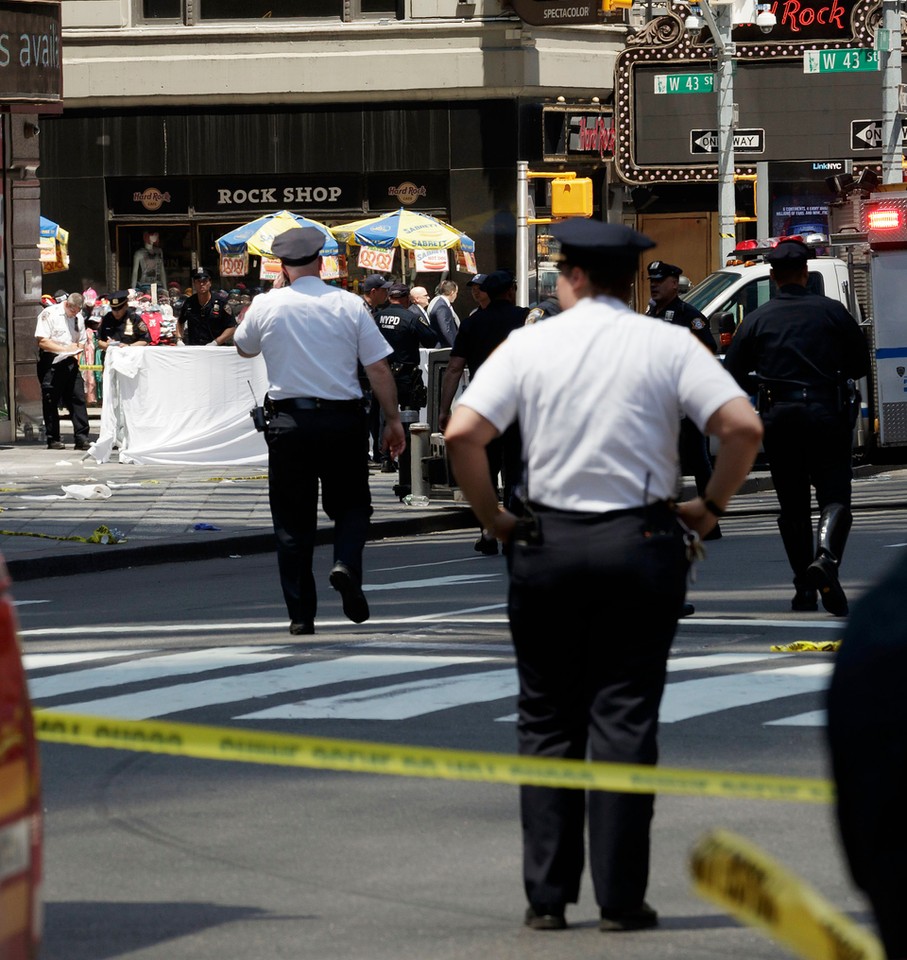 USA PEDESTRIANS STRUCK NYC (Vehicle strikes pedestrians in Times Square)