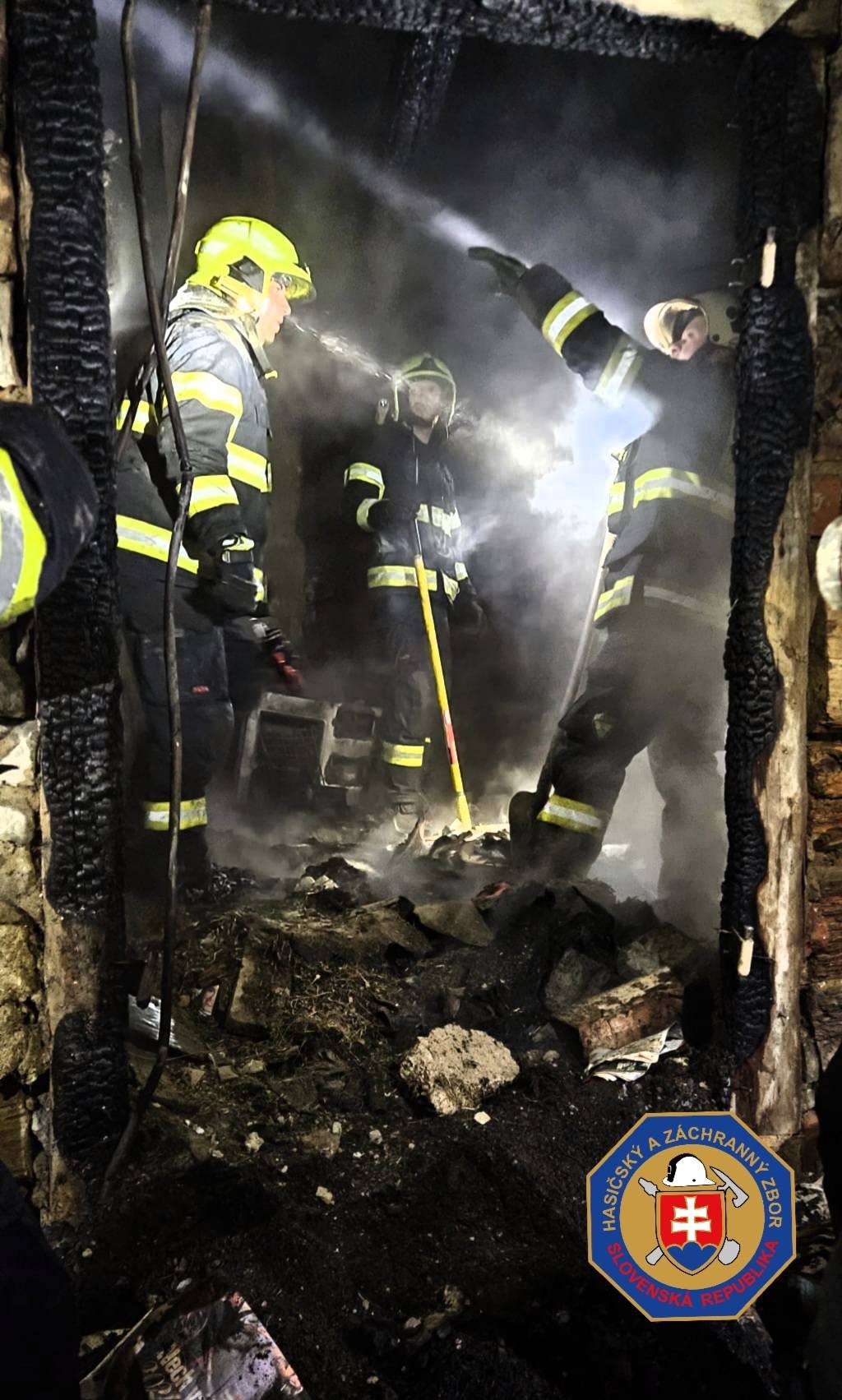 Pri požiari rodinného domu v Banskej Štiavnici zomrel jeden človek. 