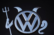 Volkswagen logo spaliny