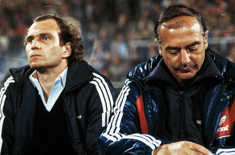 Bayern-Manager Uli Hoeneß und Trainer Pal Csernai beim Spiel gegen den MSV Duisburg (Foto vom April 1982)