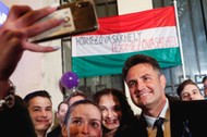 Péter Márki-Zay pozuje do selfie w sztabie wyborczym po prawyborach opozycji w Budapeszcie, 17 października 2021 r.