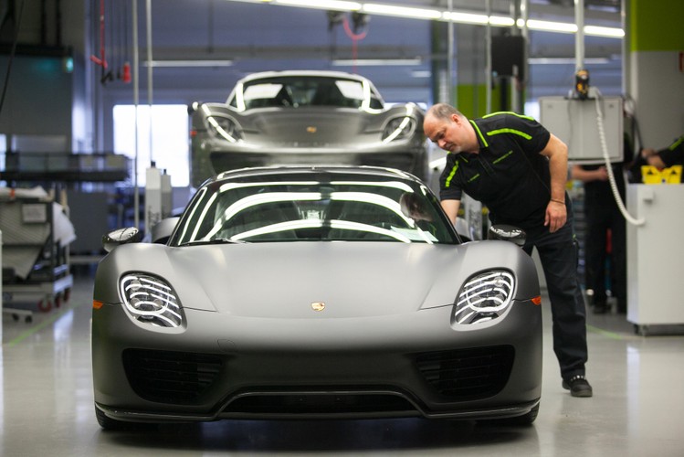 Cena: 1 mln dol.

Jest to hybrydowe auto typu plug-in, które jest wyposażone w elektryczny silnik przypadający na każdą z osi.