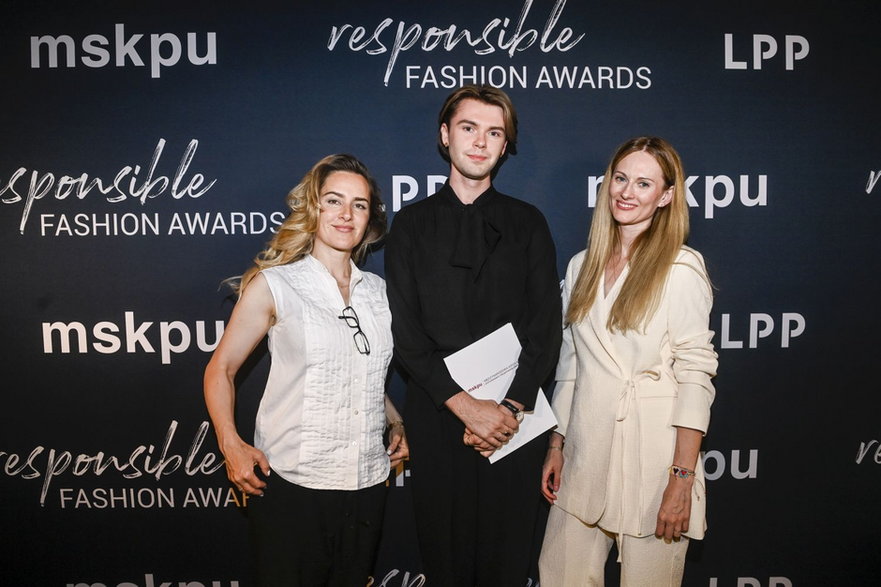 Zwycięzca Responsible Fashion Awards 2022 - Dominik Żyża wraz z Magdaleną Płonka (MSKPU) i Anną Sołtys (LPP)