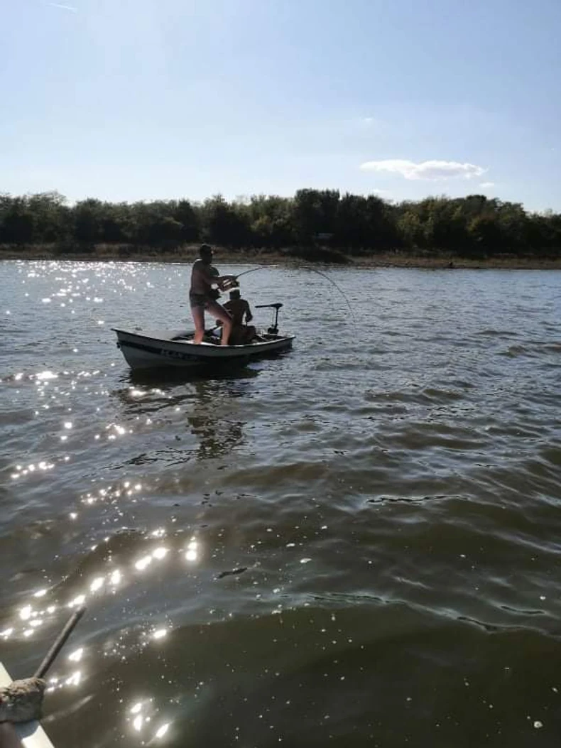 Riba je vukla ribolovce po jezeru i pretila da im prevrne čamac