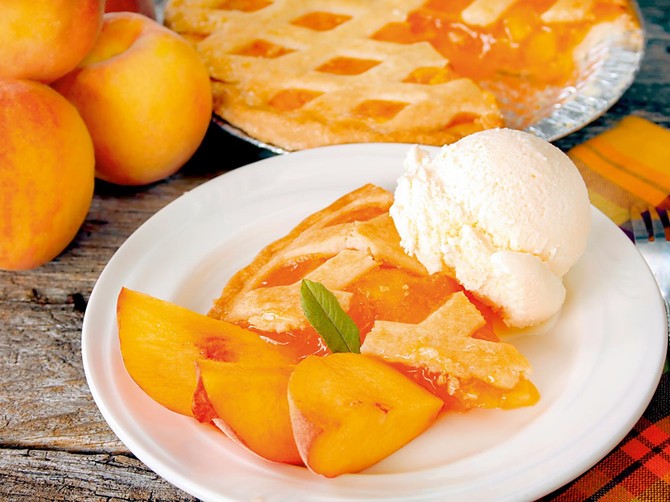 27419_sace-tart-stock-photo-a-serving-of-peach-pie-with-ice-cream-15838636