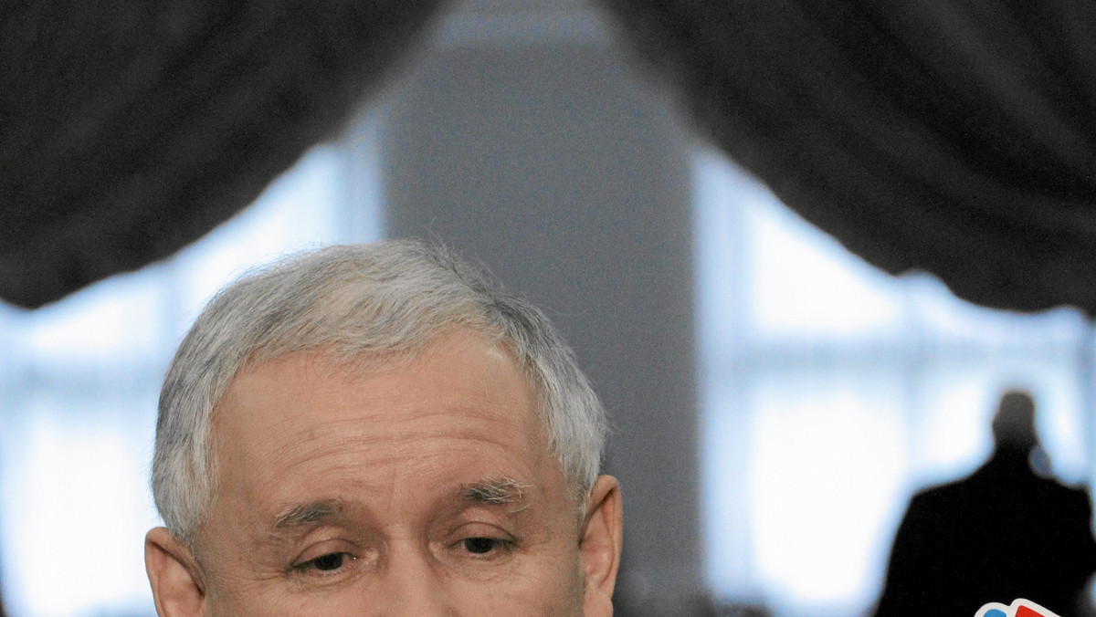 Jarosław Kaczyński zapowiedział, że w rocznicę katastrofy smoleńskiej odwiedzi nie tylko groby na Powązkach, ale też mogiły ofiar w Warszawie i w Świątyni Opatrzności Bożej, gdzie leży prezydent Ryszard Kaczorowski - informuje "Gazeta Polska Codziennie".