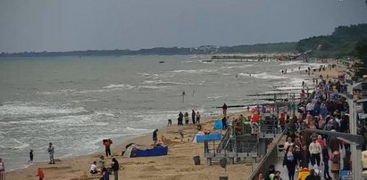 Pogoda nie pozwala na smażenie się na plaży, ale parawan musi być!