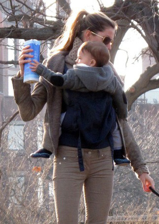 Gisele Bundchen z synem Benjaminem w parku w Bostonie