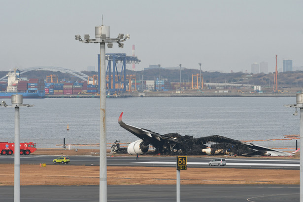 Zdjęcie wykonane 3 stycznia 2024 r. przedstawia wrak samolotu JAL Flight 516 po kolizji na lotnisku Haneda w Tokio