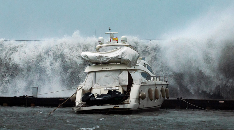 A Gloria vihar brutális csapást mért a tengerpartokra/Fotó:MTI EPA -Enric Fontcuberta