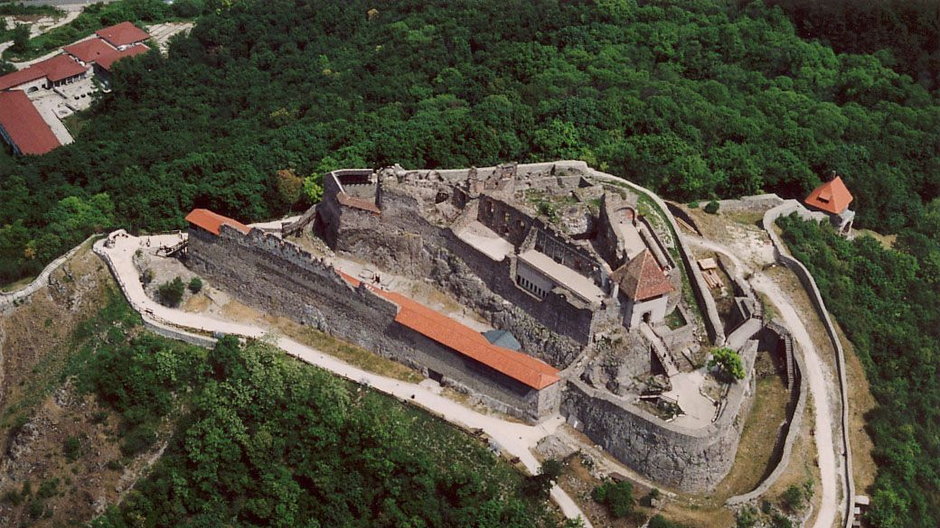 Zamek w Wyszehradzie (fot. Civertan, opublikowano na licencji Creative Commons Uznanie autorstwa – Na tych samych warunkach 2.5)