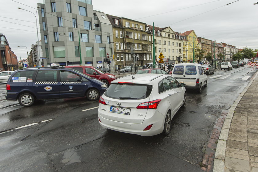 Wielkie korki na Królowej Jadwigi z powodu budowy kanalizacji