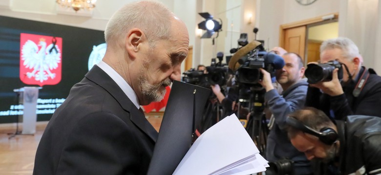 Macierewicz przeprosił w Sejmie za drastyczne zdjęcia w raporcie komisji smoleńskiej