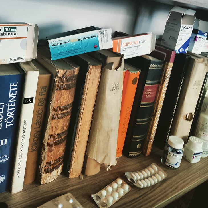 Hosszú még az út a gyógyulásig, nem csak könyvekkel, gyógyszerekkel is tele a polc / Fotó:  Szörényi Péter