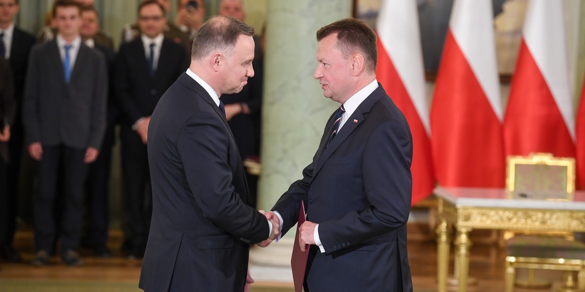 Rekonstrukcja rządu. Prezydent RP Andrzej Duda i powołany do rangi wicepremiera minister obrony narodowej Mariusz Błaszczak podczas uroczystości dokonania zmian w składzie Rady Ministrów.