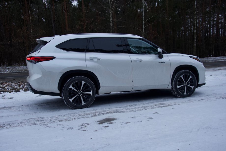 Toyota Highlander, mimo że japońska, to w dużym stopniu amerykańska. Masywna, a równocześnie niepozbawiona lekkości, bryła SUV-a może się podobać. 