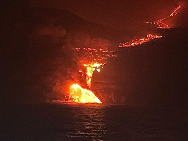 Lawa z wulkanu na wyspie La Palma