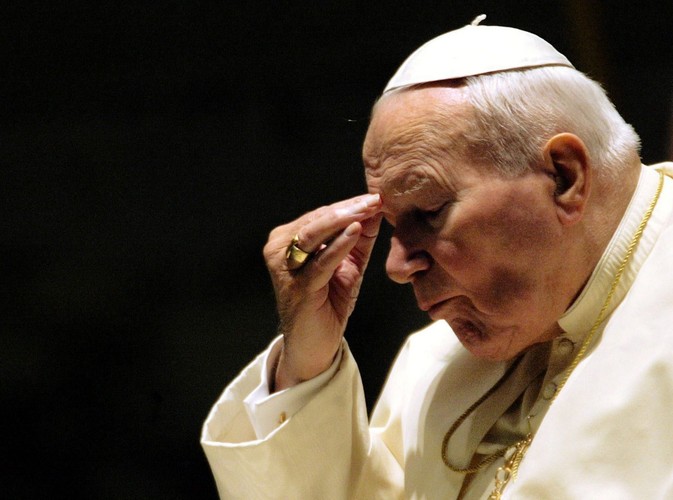 Papież Jan Paweł II sfotografowany 3 grudnia 2003 roku podczas audiencji generalnej w Watykanie