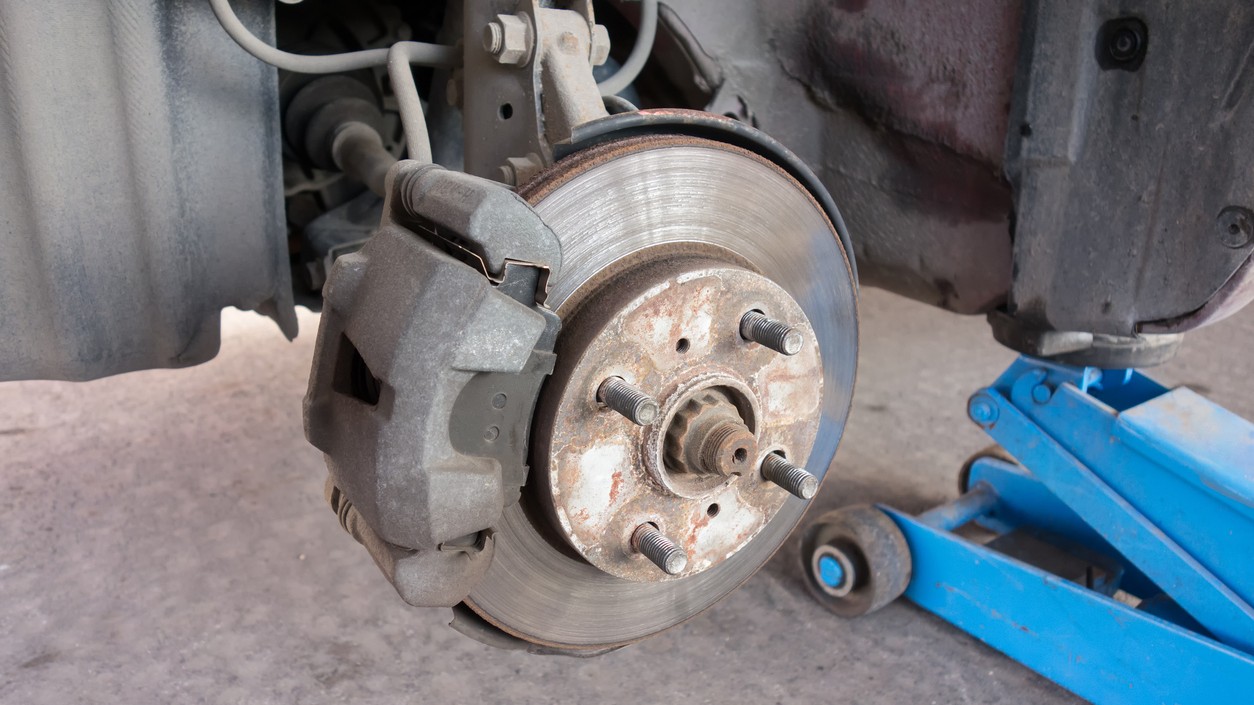 Prvé autá používali drevené klátiky ako brzdy. Bubnové brzdy z roku 1902 priniesli výrazné zlepšenie a dominovali pol storočia. 