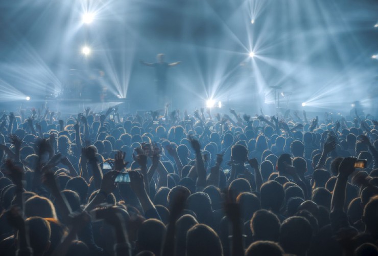 <strong>Sierpień – od alternatywy do Chopina</strong>
<br></br>
• T-Mobile Nowe Horyzonty – to festiwal filmowy dla tych, którzy szukają w sztuce nowych doświadczeń. Założeniem festiwalu jest prezentacja bezkompromisowego, niekonwencjonalnego i artystycznego kina.
<br></br>
• OFF Festival – Artur Rojek co roku tworzy staranną listę najbardziej alternatywnych twórców z całego świata.
<br></br>
• Przystanek Woodstock – darmowy festiwal organizowany przez WOŚP, który z jednej strony jest podziękowaniem dla wolontariuszy, z drugiej – świętem muzyki.
<br></br>
• Ostróda Reggae Festiwal – to największy festiwal muzyki reggae w Polsce.
<br></br>
• Festiwal Chopin i jego Europa – odbywa się w Filharmonii Narodowej i rokrocznie ściąga największych fanów muzyki klasycznej i wielkie gwiazdy.
<br></br>
• Kraków Live Festival – w tym roku na krakowskim festiwalu wystąpią m.in. Lana Del Rey oraz Alt-J.
<br></br>
<a  href=