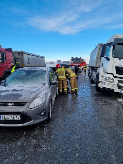 Karambol na S7. Wśród rannych są dzieci