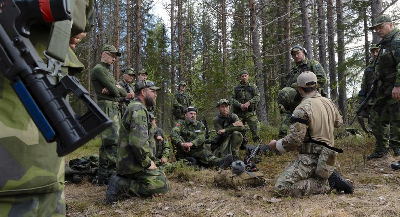 A US Army Special Forces soldier instructs Swedish Home Guard troops on combat tourniquet application in Kalix on May 28.US Army/Staff Sgt. Anthony Bryant