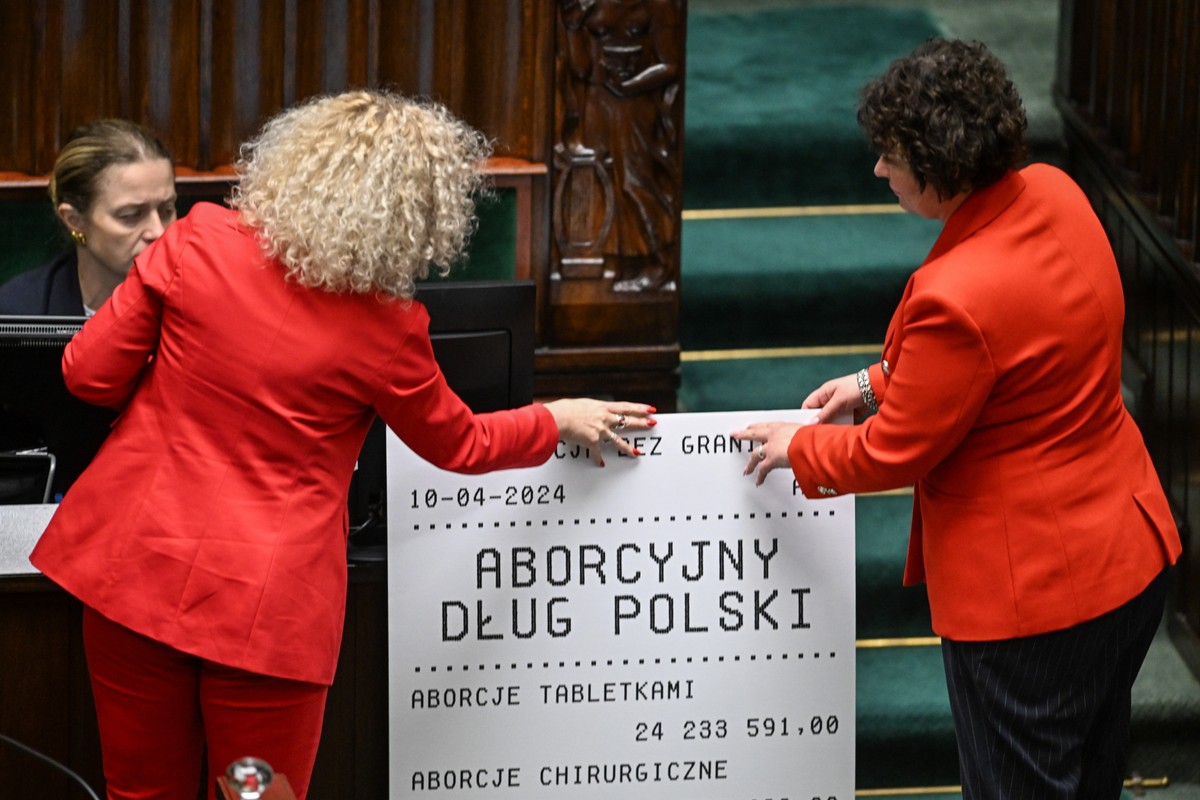 Minister ds. równości Katarzyna Kotula (L) i posłanka Lewicy Anna Maria Żukowska (P) na sali obrad, podczas czytania czterech projektów dot. przepisów aborcyjnych. (aldg) PAP/Radek Pietruszka